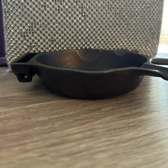 Vintage Griswold Cast Iron Skillet AshTray w/Matchbook Holder great prelove cond